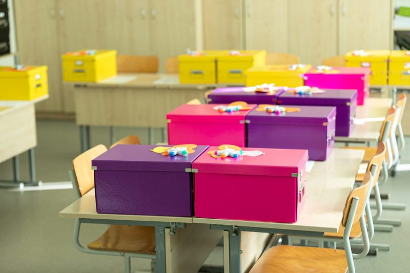 Būtiniausių priemonių krepšelių sulauks visi Tauragės rajono moksleiviai, nuo pačių mažiausių – dar tik žengiančių pirmuosius žingsnius mokyklose, iki abiturientų.