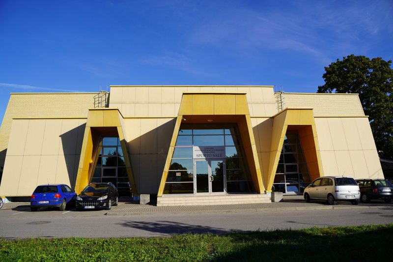 Antano Giedraičio-Giedriaus gimnazijos sporto salė – pagrindinė arena, kurioje Jurbarkas ruošiasi priimti Nacionalinės krepšinio lygos komandas, todėl jos būklė svarbi kaip niekad. L. Pilecko nuotr.