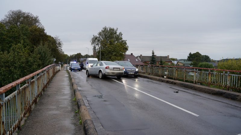 Tiltas per Mituvą vėl „pagavo“ automobilį (nuotraukos) (17)
