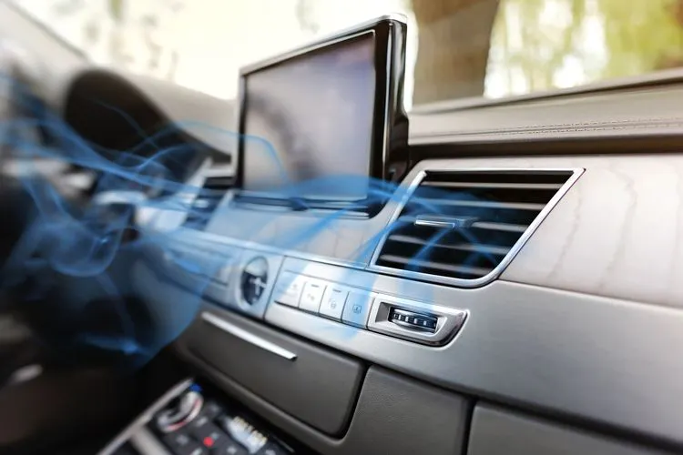 Pavojaus signalai, įspėjantys apie automobilio kondicionieriaus remonto poreikį