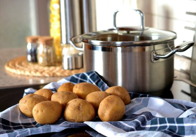 Šviežios bulvės keičia pernykštes: nepadarykite klaidos – ir virti, ir kepti jų blynus reikia šiek tiek kitaip (receptas)