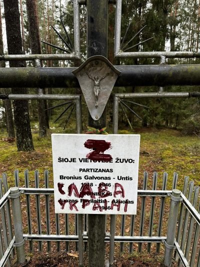 Išniekintas memorialas Laisvės gynėjams (nuotraukos) (12)