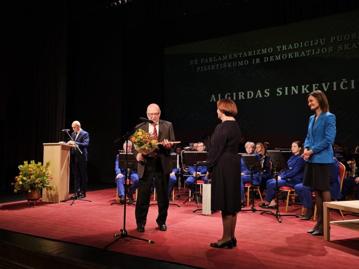 Gabrielės Petkevičaitės-Bitės atminimo medalis „Tarnaukite Lietuvai“ – viešviliečiui Algirdui Sinkevičiui