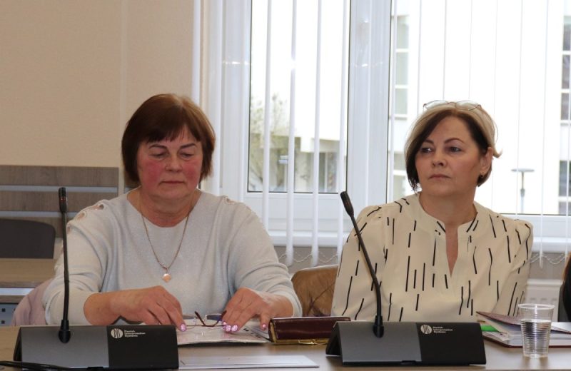 Klausučių bendruomenės centro pirmininkė Daivutė Gvildienė ir kartu su ja į savivaldybę atvykusi Rasa Danaitienė kalbėjo apie aktyvią bendruomenės veiklą, kuriai tetrūksta patalpų. J. Pileckienės nuotr.