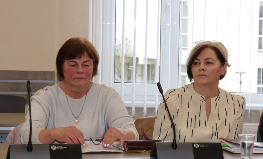Klausučių bendruomenės centro pirmininkė Daivutė Gvildienė ir kartu su ja į savivaldybę atvykusi Rasa Danaitienė kalbėjo apie aktyvią bendruomenės veiklą, kuriai tetrūksta patalpų. J. Pileckienės nuotr.