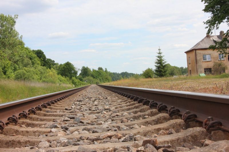Vien 1941 m. birželio 14-ąją Varlaukio stoties geležinis kelias pažymėtas daugiau kaip 1300 į Rusijos gilumą tremiamų Jurbarko, Eržvilko ir Skaudvilės kraštų gyventojų kančiomis. G. Šimboro nuotr.