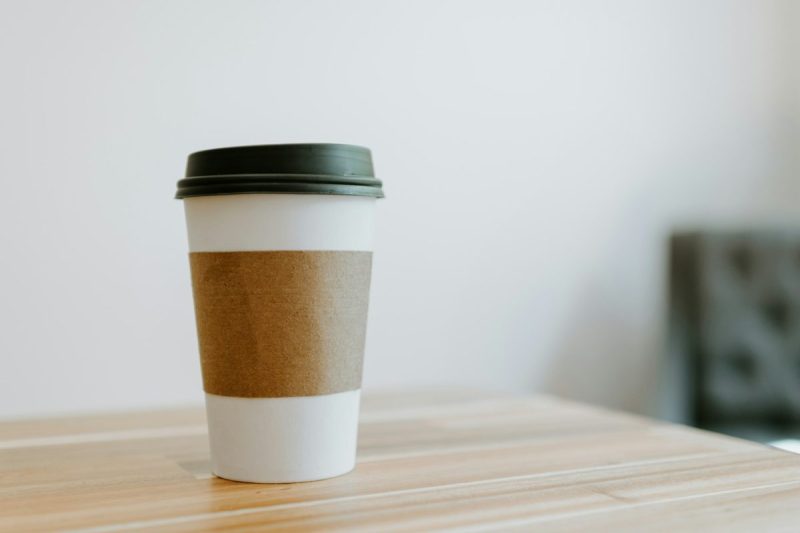 Daugkartinis kavos puodelis kaip verslo dovana: kodėl verta?