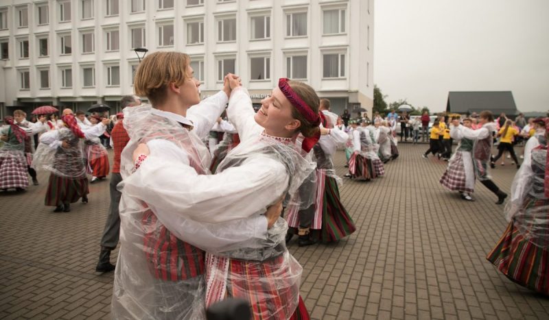 Geros šokėjų nuotaikos ir entuziazmo lietus neįveikė