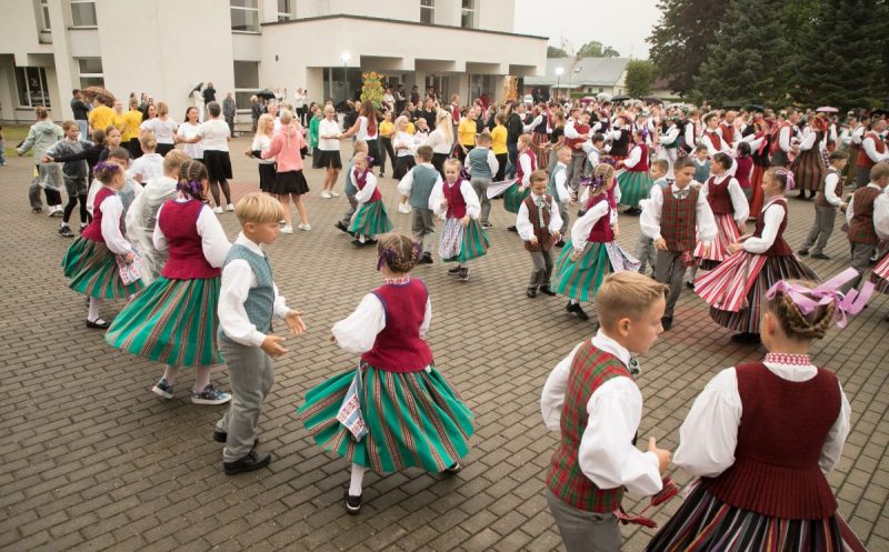 Etninės kultūros akcija „Visa Lietuva šoka“ Jurbarko r. savivaldybės aikštėje subūrė gražų šokėjų būrį. Į šokių pynę įsiliejo ne tik pripažinti šokių kolektyvai, bet ir visi tądien panorę dalyvauti, pajusti šventės emociją, pasidžiaugti buvimu drauge. Jurbarko kultūros centro nuotr.