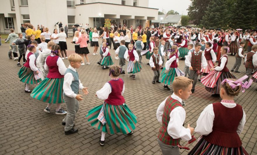 Etninės kultūros akcija „Visa Lietuva šoka“ Jurbarko r. savivaldybės aikštėje subūrė gražų šokėjų būrį. Į šokių pynę įsiliejo ne tik pripažinti šokių kolektyvai, bet ir visi tądien panorę dalyvauti, pajusti šventės emociją, pasidžiaugti buvimu drauge. Jurbarko kultūros centro nuotr.