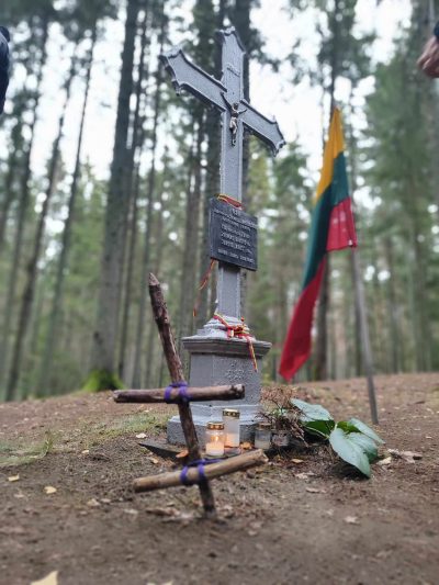 Uždek žvakelę: šauliai kviečia pagerbti mūsų laisvės kovotojus, sutvarkyti jų kapus, žūties vietas