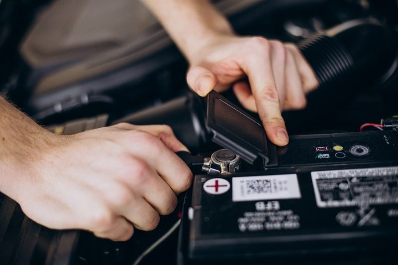 Kodėl jūsų automobilio akumuliatorius dažnai išsikrauna?