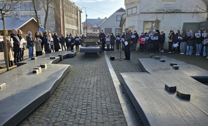 Holokausto atminimo dieną Jurbarke, Sinagogų aikštėje Kauno gatvėje, prisiminta ir pagerbta buvusi Jurbarko žydų bendruomenė ir lietuviai žydų gelbėtojai. Jurbarko viešosios bibliotekos feisbuko nuotr.