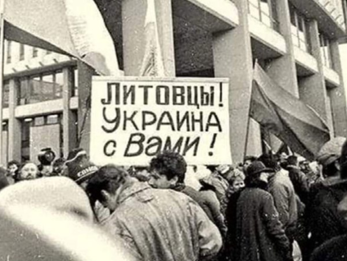 Prieš 1991 m. Sausio įvykius ginti Lietuvos Aukščiausiosios Tarybos-Atkuriamojo Seimo rūmus, iškovotą Nepriklausomybę atvyko ir grupė jaunų Ukrainos vyrų savanorių.