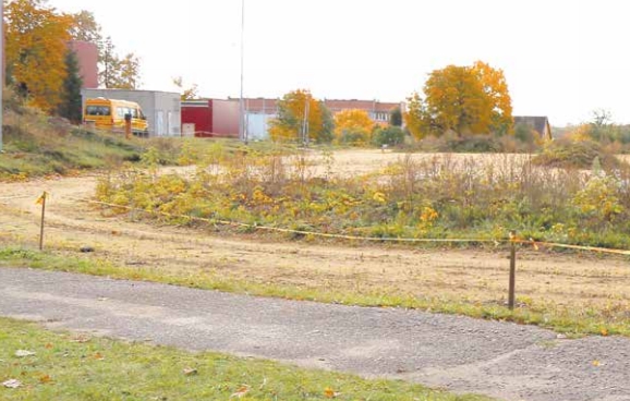 Štai tokį „pabaigtą“ mokyklos stadioną 2019-aisiais paliko pinigus gavęs rangovas „Voverės namai“, o savivaldybės valdininkų ir kitų su šiuo projektu susijusių asmenų parašai darbų atlikimo aktuose tvirtino, kad sporto aikštynas įrengtas. L. Pilecko nuotr.