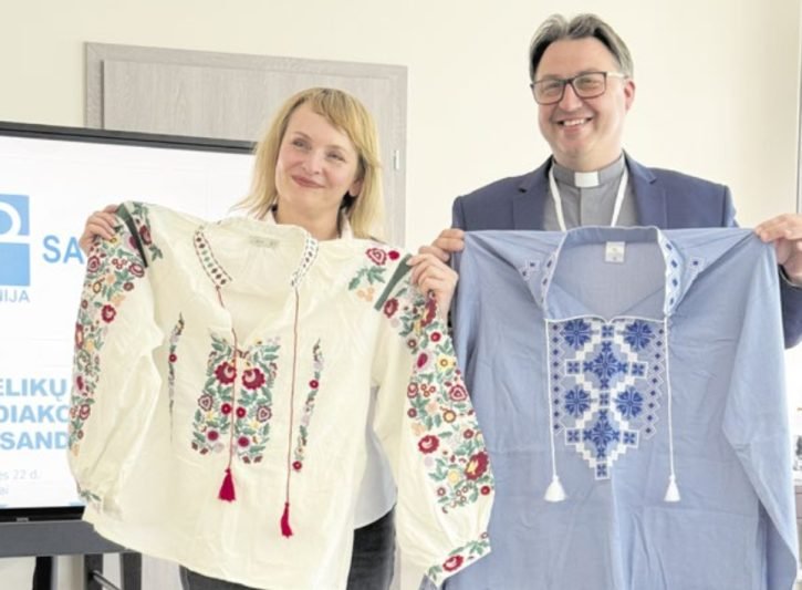 Ukrainos karo pabėgėlių bendruomenė rajono savivaldybės administracijos užsienio kilmės gyventojų integracijos koordinatorei Violetai Linartienei ir Jurbarko evangelikų liuteronų parapijos kunigui Mindaugui Kairiui įteikė vyšivankas – kovos už laisvę ir nepriklausomybę simbolį. Diakonijos „Jurbarko sandora“ nuotr.
