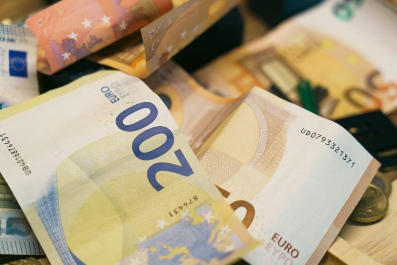 Vyriausybė pritarė mokesčių pertvarkai: kas keičiasi gyventojams, verslui ir NT savininkams?