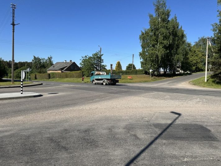 „Miškininkų“ kvartale gyvenantys žmonės kasdien yra priversti keturių juostų kelią kirsti be jokios perėjos, nes norint saugiai pereiti Knygnešių gatvę, reikia daryti maždaug kilometro lankstą. Nesaugi yra ne tik ši sankryža – tokių vietų mieste yra kur kas daugiau. L. Pilecko nuotr.