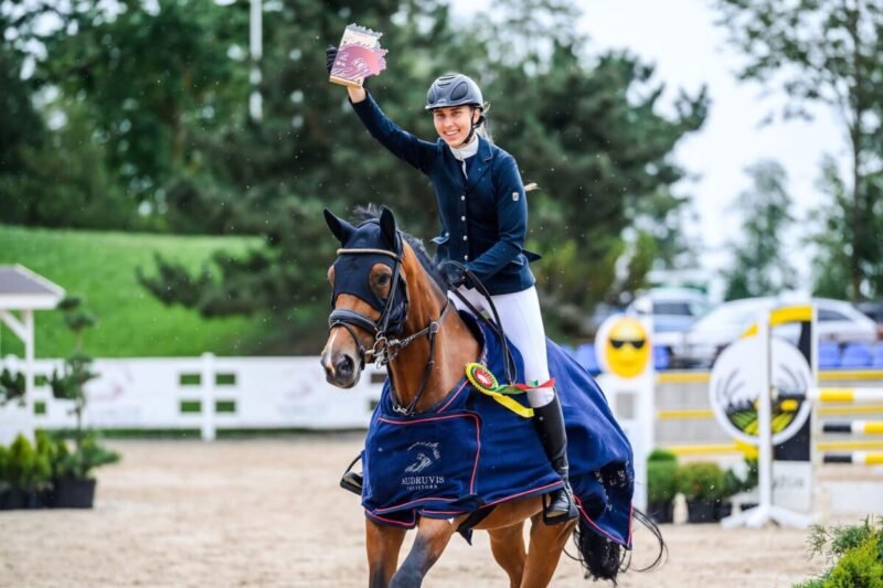 Smalininkų jojikės – ant  žirginio sporto čempionato pakylos