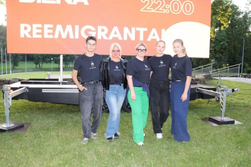 Po atviru dangumi ir idėjomis ateičiai