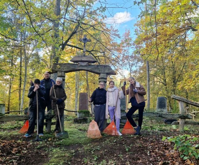 Jaunieji miško bičiuliai tvarkė senąsias Jūravos apylinkių kapines (1)