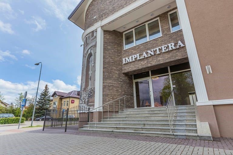 Ilgieji dantų implantai – greitesnis kelias į šypseną, kramtymą, fonetiką (4)