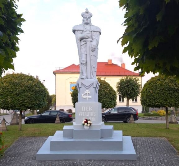 Veliuonoje restauruotas Vytauto paminklas (1)