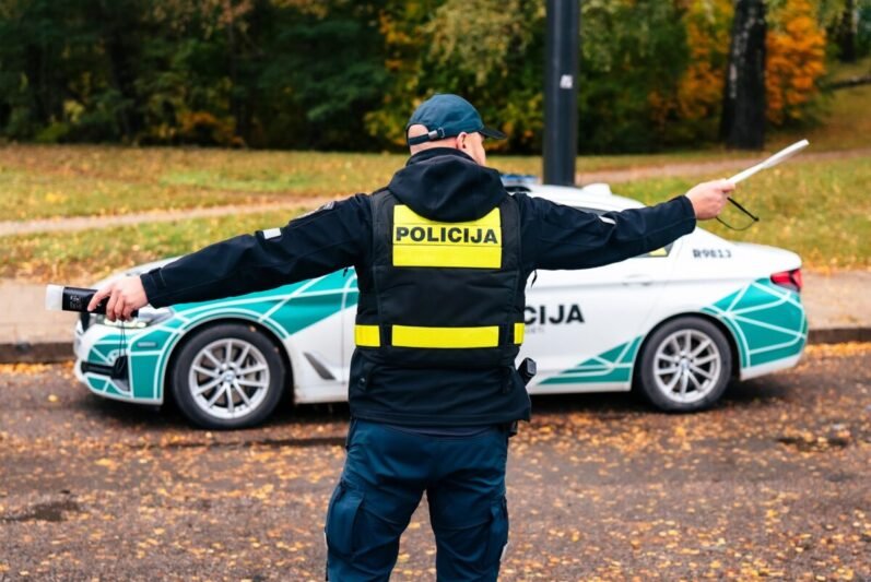 Kelyje – girtas karys (2)