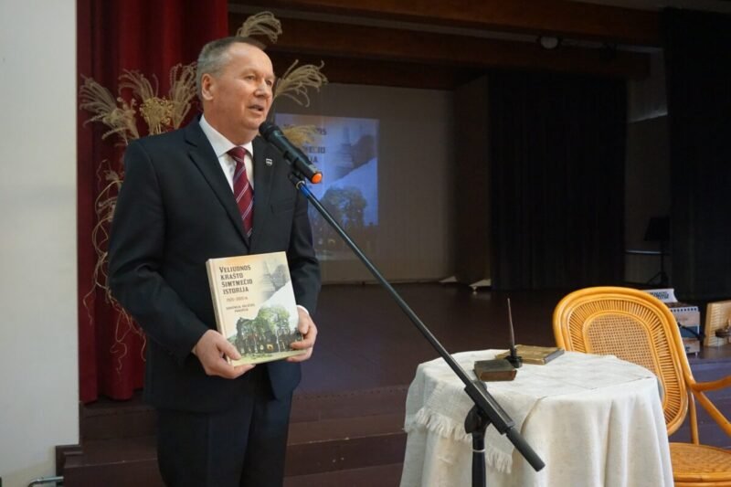 Knyga prabilo apie Veliuonos krašto šimtmečio istoriją (3)