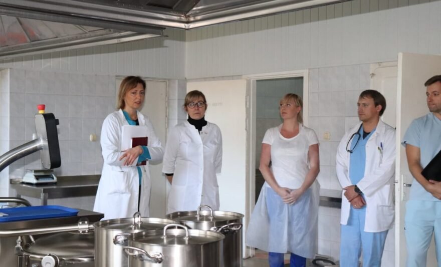 2022-aisiais Jurbarko ligoninei iš VšĮ „Bruneros“ perėmus maitinimo paslaugą, vyriausioji gydytoja Rūta Luk- šienė pakvietė rajono vadovus ir tarybos narius apžiūrėti atnaujintą ligoninės virtuvę. J. Pileckienės nuotr.
