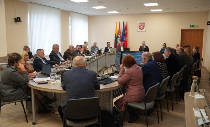 Jurbarko r. savivaldybės taryba kai kuriuos klausimus svarsto net keliuose posėdžiuose. Tarybos nariai įvardija ir to priežastį: administracijos specialistai sprendimų projektus ir aiškinamuosius raštus parengia atmestinai, todėl svarstymą tenka atidėti ir klausimą išbraukti iš darbotvarkės. L. Pilecko nuotr.