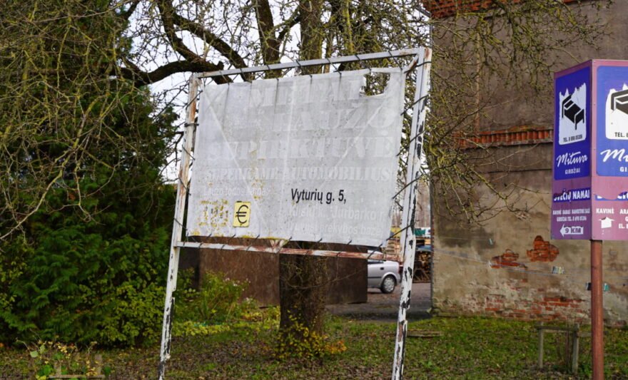 Apšiurusiomis reklamomis, jas pakeičiant estetiškais nukreipiančiais ženklais, verslininkai siūlo pasirūpinti savivaldybei. L. Pilecko nuotr.