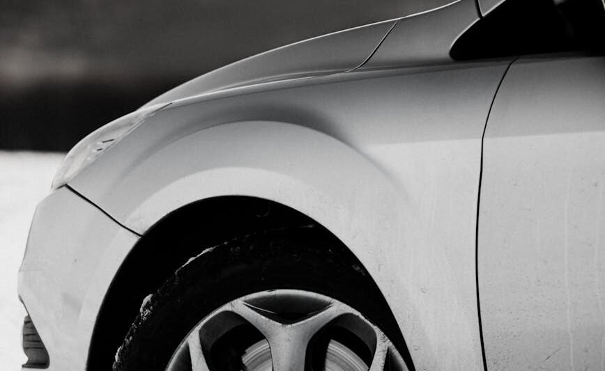 a grayscale of a wheel of a car