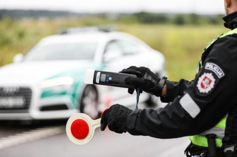 Girtas vairuotojas taranavo policijos automobilį