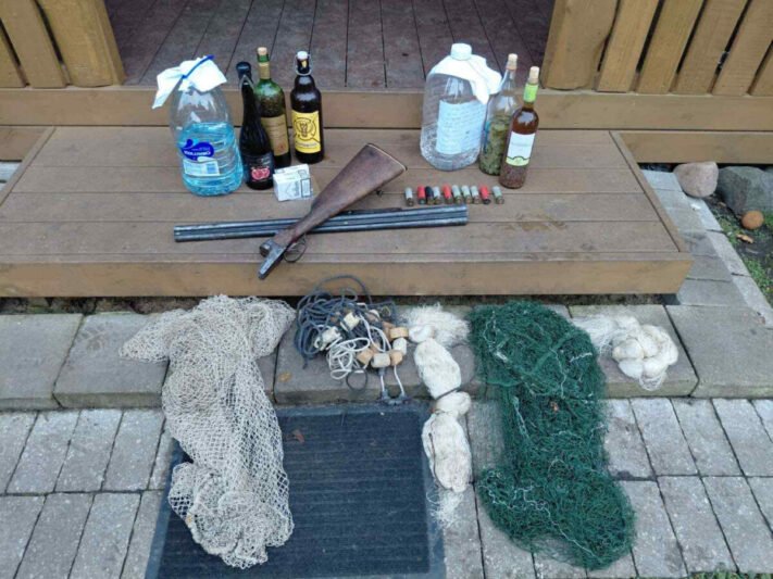 Policininkai rado du šautuvus ir šimtus šovinių (2)