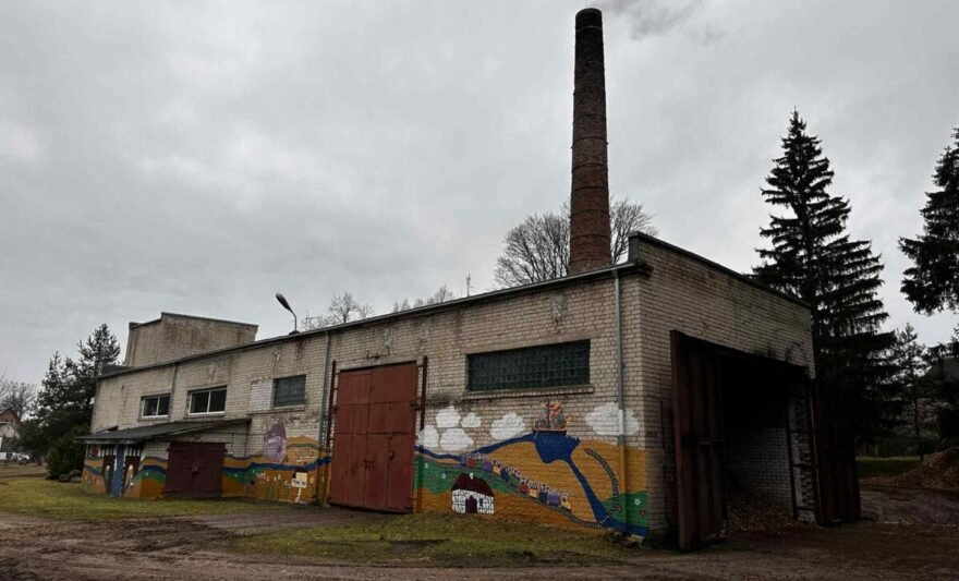 Pagaliau surastas sprendimas, kad šilumos tiekimą Viešvilei iš AB „Požeminiai darbai“ perėmus UAB „Jurbarko komunalininkas“, daugiabučių namų gyventojai už šildymą mokės tiek pat, kaip ir anksčiau. Kitais metais šildymas brangs tik dėl PVM 9 proc. lengvatos panaikininmo. L. Pilecko nuotr.
