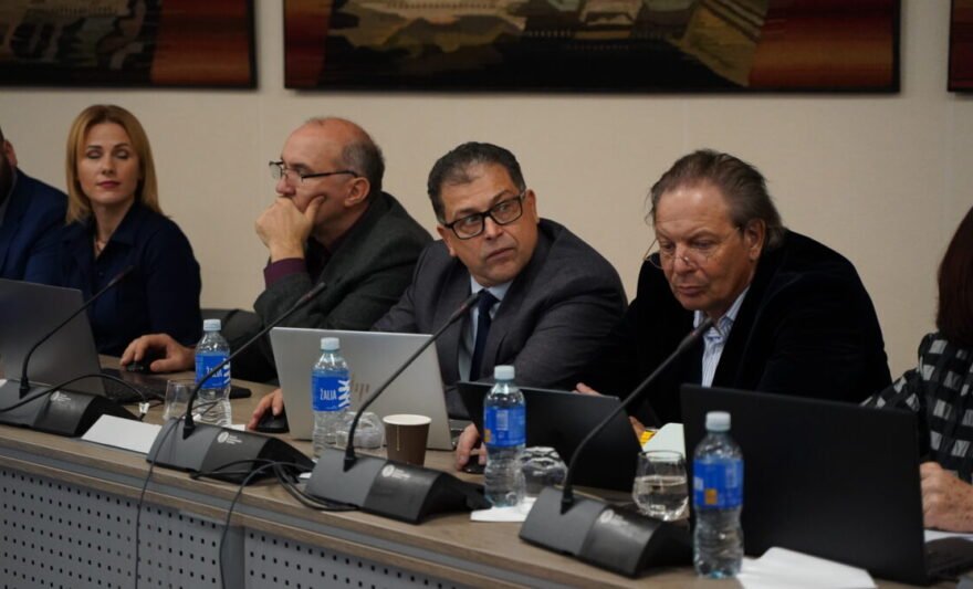 Už vicemerų pareigybių panaikinimą balsavo keturiolika tarybos narių, manančių, kad Vietos savivaldos įstatymas nesikerta su tokiu sprendimu. O jei vis dėlto prasilenkta su įstatymu, viską galima ištaisyti, bet meras turėtų su tarybos nariais diskutuoti ir aptarti vicemerų kandidatūras. L. Pilecko nuotr.