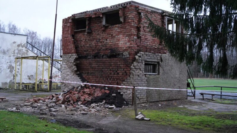 Vėjas Smalininkų stadione nuvertė didžiulę sieną (4)