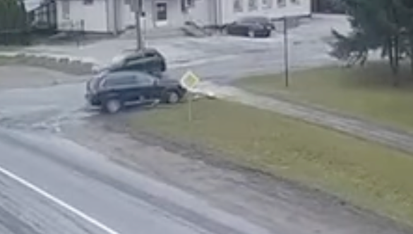 Girtutėlis vairuotojas nuvertė kelio ženklą ir bandė jį atstatyti (video) (7)