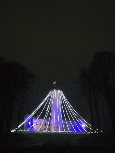 Raudonėje sutvisko milžiniška kalėdinė eglutė (nuotraukos) (3)