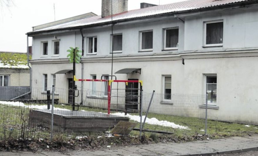 Iš 129 savivaldybei priklausančių socialinių būstų net dešimt yra blogos arba labai blogos būklės, tačiau remonto greitu laiku vargu ar sulauks. J. Sabataitienės nuotr.
