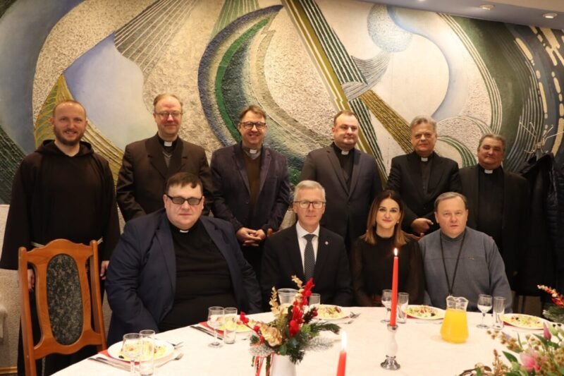 Per tradicinius pietus dėkojo šventikams (1)