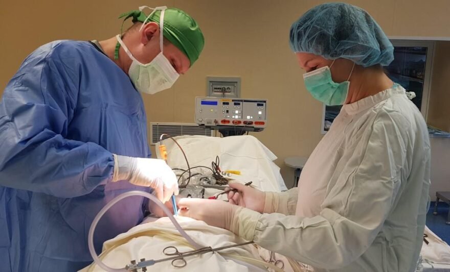 Jurbarko ligoninė prioritetu laiko ambulatorines konsultacijas, Priėmimo–skubios pagalbos skyrių, stebėjimą, dienos stacionarą, dienos chirurgiją ir ilgalaikį gydymą. Šios paslaugos jau dabar teikiamos virš sutartinių apimčių. Jurbarko ligoninės nuotr.