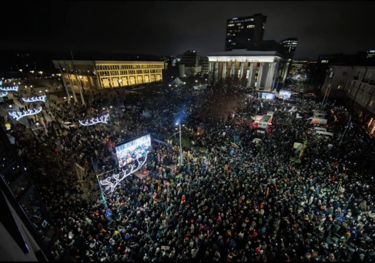 Baigėsi didžiausias savaitės protestas prie Seimo – prieš LRT pataisas protestavo 10 tūkst. žmonių