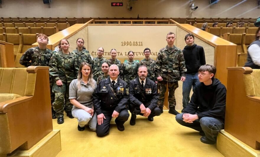 Jurbarko jaunieji šauliai ir Vytauto Didžiojo pagrindinės mokyklos moksleiviai, lydimi jaunųjų šaulių būrelio vadovės Kristinos Sotikovos, šaulių Zigmo Dangėlos ir Eugenijaus Žukausko, lankėsi LR Seime surengtame forume „Visuomenės pilietiškumas ir sąmoningumas 1991 metais ir dabar“.