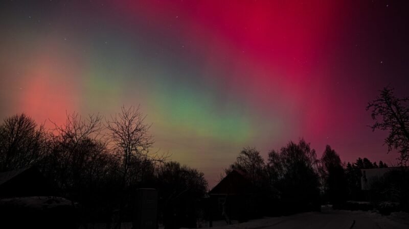 Nuotraukose – rajono dangų nuspalvinusi Šiaurės pašvaistė (1)
