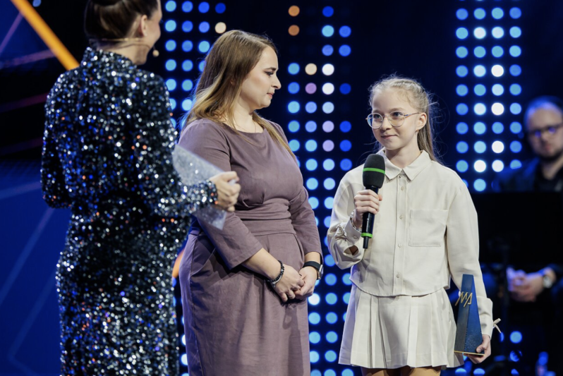 Metų apdovanojimuose pagerbta brolį ir sesę iš gaisro išgelbėjusi vienuolikmetė Viktorija