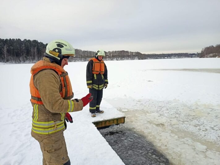 Ugniagesiai intensyvina reidus prie vandens – klaidos ant ledo baigiasi tragedijomis (nuotraukos)