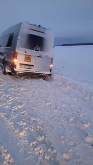 Nuo užpustyto kelio nuvažiavo mokyklinis autobusas (nuotraukos, video)