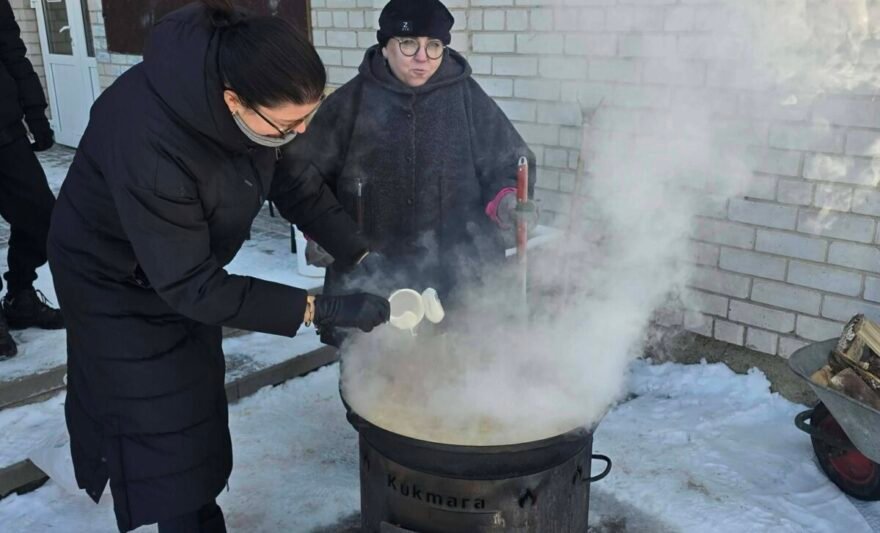 Erika Žievienė džiaugiasi, kad prakalbus apie idėją pasidalinti šiltu maistu ir dėmesiu, pečius surėmė visa Vadžgirio bendruomenė – kas atnešė maisto produktų, kas malkų, o kas prisidėjo darbu.